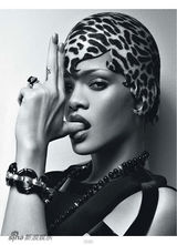 幻灯图集：蕾哈娜登《W》杂志封面 展性感美背