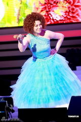 组图：蔡琴宝刀不老香港开唱 服装抢眼红袍闪金光