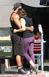 组图：凯莉-布鲁克与男友浪漫徒步 享甜蜜拥吻