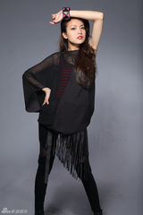 组图：叶熙祺玩摇滚风 烈焰红唇展狂野