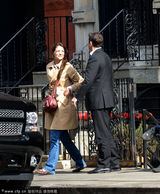 组图：前阿汤嫂凯蒂与神秘男子共餐 拥抱亲昵