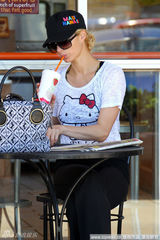 组图：希尔顿穿Kitty衫现身 携新男友高调秀恩爱