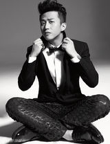 组图：邓超《男人风尚》展示撞色西服