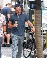 组图：莱昂纳多在片场不满被拍拿伞遮脸