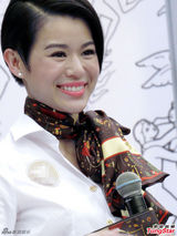 组图：胡杏儿衬衣长裤亮相 全程微笑心情好