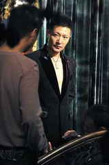 组图：李宗翰备战东京影展红毯 好友量身打造战袍