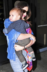 组图：超模米兰达-可儿带儿子现身洛杉矶机场