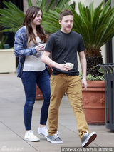 组图：小贝长子情窦初开 与疑似女友牵手