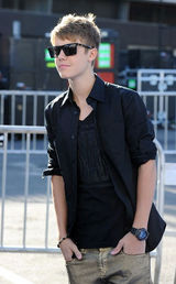 组图：贾斯汀-比伯帅气亮相颁奖礼 墨镜别致