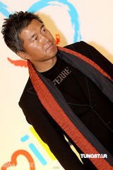 幻灯图集：王菲再现招牌烟熏妆 刘嘉玲黄色唐装雷人