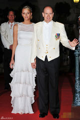 组图：摩纳哥王储大婚 王妃珍珠婚纱典雅华贵赛凯特