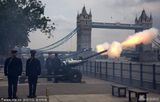 组图：英国炮兵鸣放皇家礼炮 庆祝小王子诞生