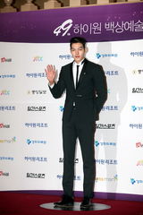 组图：众星亮相韩国百想艺术大赏