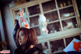 组图：卢凯彤拍专辑封面 困气球里随时充氧