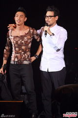 组图：关楚耀开唱献大尺度歌舞 歌神张学友助阵