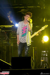 组图：A-Lin落泪小宇忙救场 信旋风登台引高潮