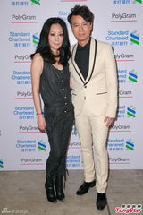 组图：宝丽金歌手齐开唱 王馨平难得露半球