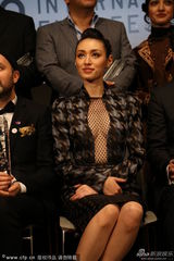 组图：形象大使栗山千明穿开胸裙网格秀性感