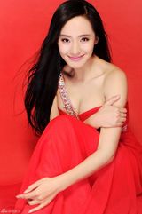 组图：王智低胸红裙写真 妩媚妖娆显性感