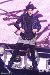 组图：EXO办回归秀咆哮掀高潮 女歌迷激动晕倒