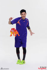 组图：谭咏麟化身教练率领环球名星队拜年