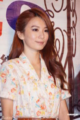 组图：五月天庆电台15周年 Hebe大方送黄金麦