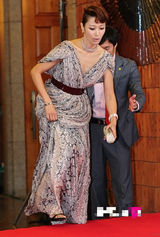 组图：韩国大钟电影节颁奖 卞贞秀红毯险摔倒