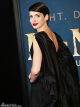 组图：安妮-海瑟薇厚重礼服走光露底