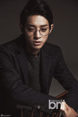 组图：韩歌手郑俊英时尚写真 展休闲绅士风
