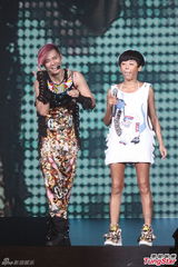 罗志祥个唱贴身辣抱蔡依林 对嘴热吻蓝心湄(图)