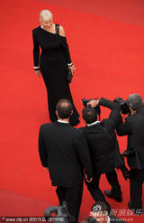 幻灯图集：海伦-米伦携丈夫恩爱亮相戛纳红毯