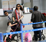 组图：蔡少芬携双女返港 行李超重逼疯辣妈