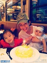 组图：蔡少芬携大女儿拍写真 互动温馨萌劲十足