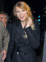 幻灯：《新月》全球忙宣传 迪卡普里奥悠哉看球赛