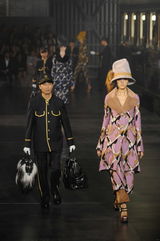 组图：范冰冰巩俐吴奇隆等出席上海时装秀