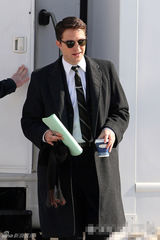 组图：罗伯特帕丁森雪天赶拍新片 吸烟排解劳累