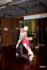 幻灯图：林峰为演唱会紧张排舞 与徐子珊大跳辣舞