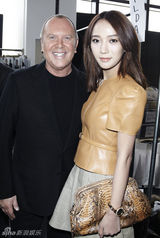 组图：王珞丹皮衣亮相纽约秀场 笑揽绯闻女孩