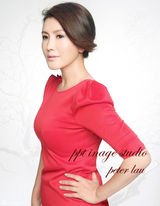 组图：警花王茜新年红裙气质写真端庄大气显风范