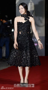 组图：高雅星亮相大钟红毯 露肩裙俏皮可爱