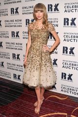 组图：泰勒-斯威夫特着金色花纹长裙高雅亮相