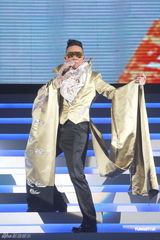 组图：苏永康香港开唱众星捧场 与钟镇涛互戴高帽