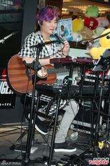 组图：阿沁升格当作家 F.I.R年底出新专辑