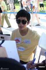 组图：吴君如出席慈善活动 称已安慰脚伤古天乐