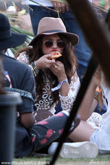 组图：赛琳娜镂空装搭配古怪 席地而坐狂吃披萨