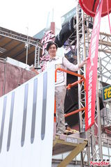 组图：严爵健身登高冒冷汗自嘲怕死