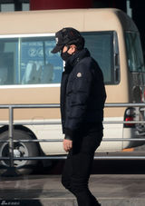 组图：张杰独自回京 黑衣蒙面玩神秘