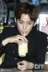 组图：FTISLAND圣诞造型出席新专辑签名会