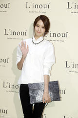 独家高清：张根硕撑品牌活动 少女时代允儿清纯