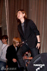 组图：SHINee抵台会粉丝 记者会破冰雕庆功